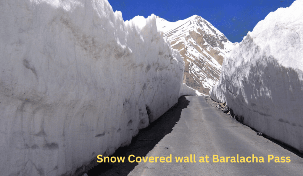 Snow-Covered-wall-at-Baralacha-Pass